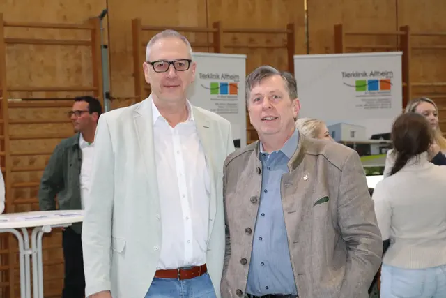 Bürgermeister Harals Huber (l.) und Vize Günter Steinhögl schlenderten durch die Sporthalle und informierten sich über die verschiedenen Möglichkeiten bei einer Lehre  | Foto: MeinBezirk Braunau