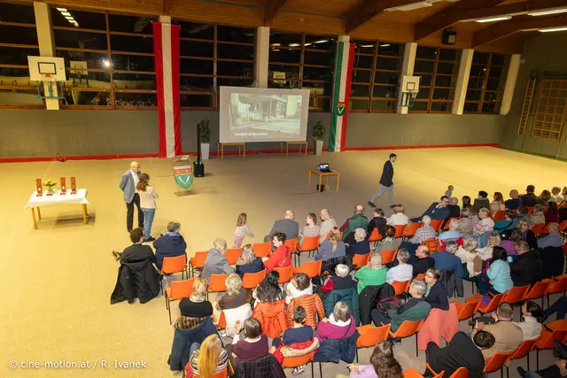 Infoabemd vor offiziellem Beginn von der neuen Tribüne aus. | Foto: cine-motion.at / R. Ivanek