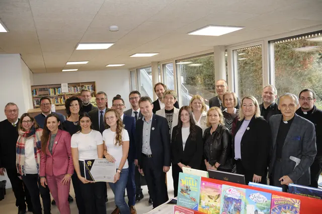 Schüler führten Gäste, darunter Abgeordnete und Bürgermeister, durchs Gebäude, moderierten souverän und sorgten für kulinarische Highlights. | Foto: Gemeinde Weitersfeld