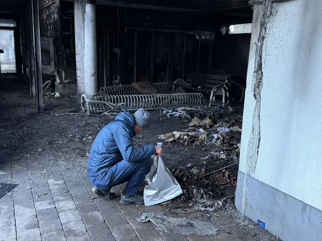 Der Brand in einer Wohnhausanlage in der Lergetporerstraße in Schwaz geht laut Ermittlungen auf eine Feuerwerksbatterie im Müllraumbereich zurück. | Foto: zoom.tirol