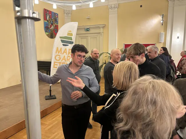 Politikerinnen und Politiker waren vor Ort und erklärten den Interessierten das Vorhaben – darunter auch Bezirksvorsteher Michael Luxenberger (Grüne, links) | Foto: Nathanael Peterlini/MeinBezirk