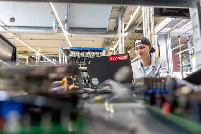 Mit seiner praxisorientierten Ausbildung will Fronius jungen Menschen den Lehrberuf schmackhaft machen. | Foto: Fronius