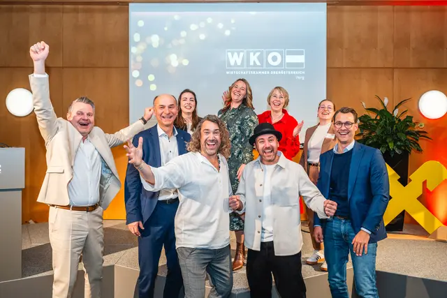 Beim Neujahrsauftakt der Wirtschaftskammer Perg, von links Markus Holzmann, Klaus Drabek, WKO-Vizepräsidentin Lisa Sigl; vorne Karl Löwenherz und Pascal Kitzmüller; Eva Steinkellner und Eveline Grabmann von der WKO Perg, Viktoria Baumfried und Paul Forstenlechner. | Foto: Social Agency