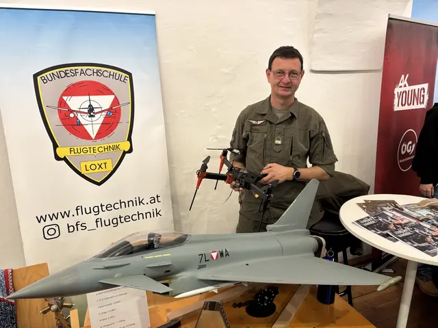 Vizeleutnant Johannes Rumel stellt die Ausbildung zum Flugmelder und Flugtechniker vor | Foto: Lauren Fahrenberger / MeinBezirk