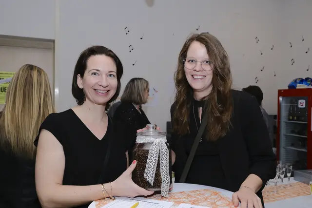 Bei den Kaffeebohnen: Doris Scherz und Kathi Magistris. | Foto: Santrucek