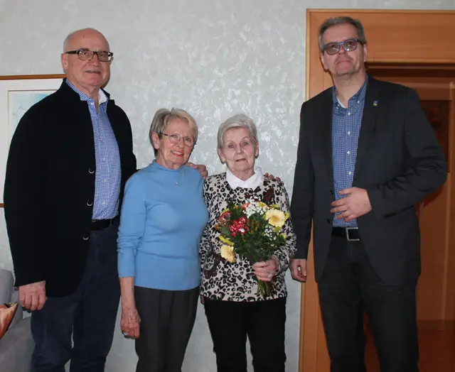 GGR Johann Edlinger, Ilse Krutis von der Katholischen Frauenbewegung Raasdorf, Geburtstagskind Christine Hruska und Vizebürgermeister Franz Staffel. | Foto: Gemeinde Raasdorf
