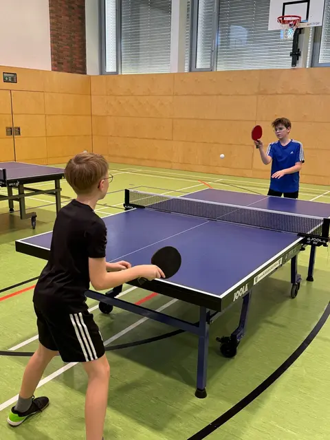 Manche Schüler spielen nicht nur in den Pausen Tischtennis, sondern bereits in der Früh. | Foto: Mühlbacher/MeinBezirk