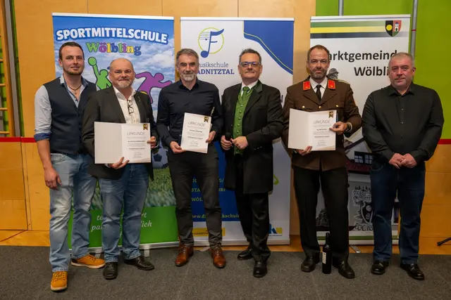 Verdienstzeichen in Bronze
v.l.n.r.: geschäftsführender Gemeinderat David Hirschmüller, Karl Engelhart, Christain Pfeiffer, Bürgermeister Peter Hießberger, Kommandant-Stv. Martin Hell, geschäftsführender Gemeinderat Bruno Popp | Foto: www.montekuh.at