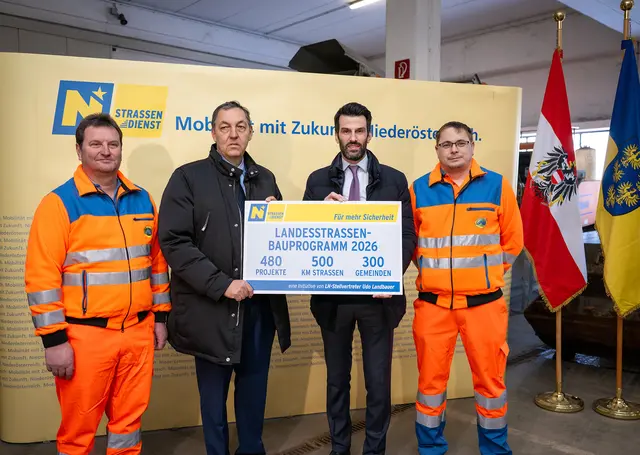 Verkehrslandesrat Udo Landbauer präsentiert das Straßenbauprogramm für dieses Jahr.  | Foto: NLK Pfeffer