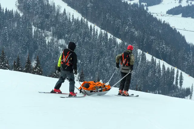 Der 39-Jährige musste von der Pistenrettung ins Tal verbracht und anschließend ins Krankenhaus eingeliefert werden. (Symbolfoto) | Foto: stock.adobe.com/at/Kuznietsov Dmitriy