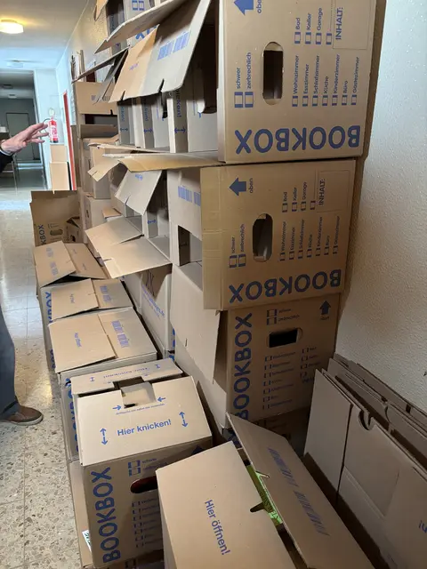 Ein "kleiner Ausschnitt" der Umzugsschachteln. "Die allermeisten haben wir bereits entsorgt, und es werden wohl noch welche kommen", sagt Herwig Leibinger. | Foto: MeinBezirk