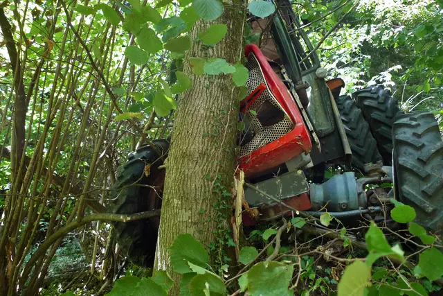 Der Traktor rutschte rund 150 Meter hangabwärts. (Symbolfoto) | Foto: stock.adobe.com/at/LitterART