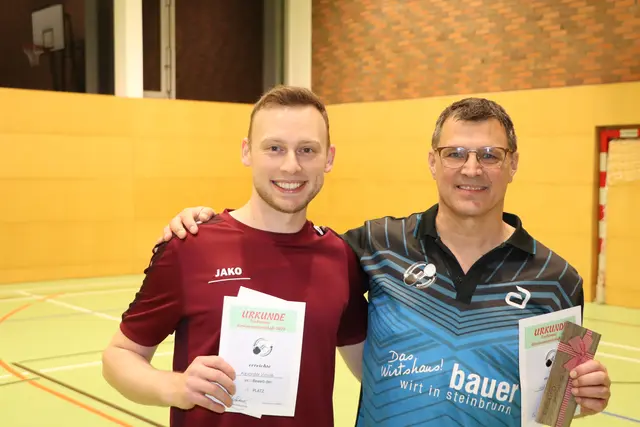Alex Kroiss kürte sich nach einem 3:1-Erfolg gegen Andreas Tenhalter nach 2022 erneut zum Vereinsmeister.  | Foto: Raphael Mühlbacher/MeinBezirk