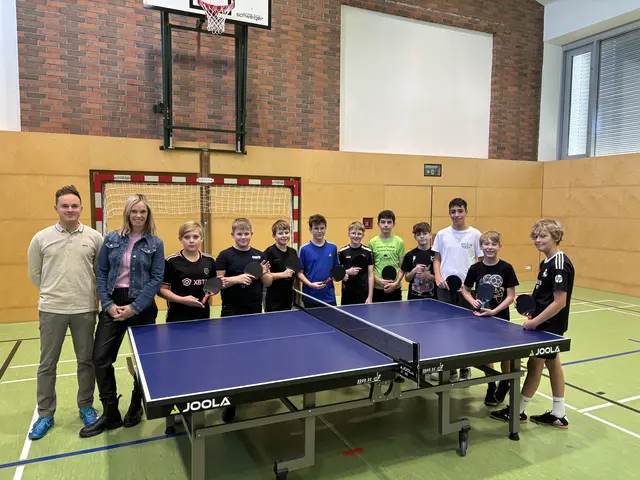 Der Sektionsleiter des Tischtennisvereins, Raphael Mühlbacher (l.), übergab die Schläger an Direktorin Barbara Ratzinger-Selgrad samt Schüler. | Foto: Mühlbacher/MeinBezirk