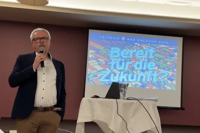 Bürgermeister Manfred Nenning bei der Auftaktveranstaltung zum Leitbildprozess. | Foto: Johanna Riegler/ÖVP Bad Kreuzen