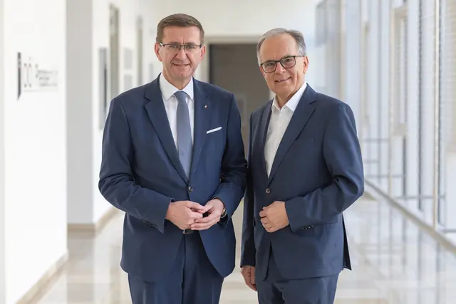 Energie-Landesrat-Markus Achleitner (ÖVP) und Gerhard Dell, Geschäftsführer vom OÖ. Energiesparverband.
 | Foto: Land OÖ/Guggenberger