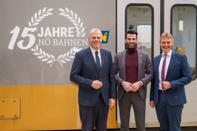 Die NÖVOG Geschäftsführer Michael Hasenöhrl und Wolfgang Schroll mit NÖ Verkehrslandesrat LH-Stellvertreter Udo Landbauer vor der Jubiläumsgarnitur der Himmelstreppe. | Foto: NÖVOG/Bollwein