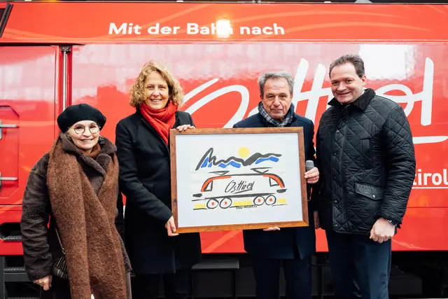 Bürgermeisterin Elisabeth Blanik, ÖBB Vorständin Sabine Stock, TVB Obmann Franz Theurl und Minister Norbert Totschnig (v.l.) bei der Loktaufe. | Foto: ÖBB/Daniel Willinger