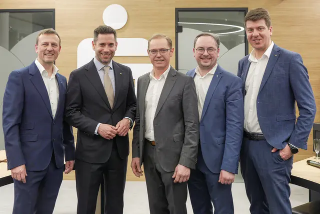 V. l.: Martin Doblinger (Marktbereichsleiter-Stv. OÖ West und Bayern Sparkasse OÖ), Manuel Molnar (Vorstandsdirektor CSO Sparkasse OÖ), Bürgermeister Karl Buchinger, Florian Propst (Filialverantwortlicher Sparkasse OÖ Andorf) und Gerald Klinger (Marktbereichsleiter OÖ West &amp; Bayern Sparkasse OÖ). | Foto: Sparkasse OÖ/Christoph Hatheuer
