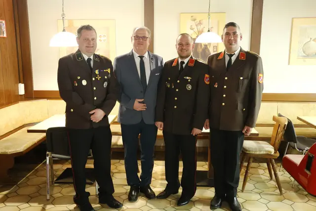 FF Sitzenberg: Christoph Resch (Verwalter), Bgm. Erwin Häusler, Klaus Linder (Kommandant), Wilfried Kreitzer (Kommandant-Stellvertreter) | Foto: Stefan Öllerer (Ö-News)