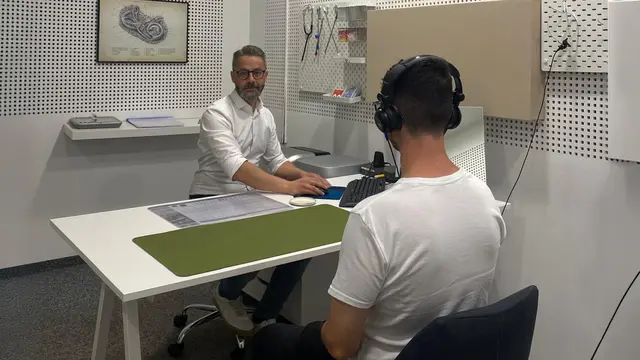 Hörcafé Hollabrunn verbindet smarte Hörsysteme mit Smartphones für unkompliziertes, individuelles Hören im Alltag. | Foto: Hörcafe
