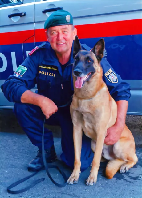 Christian Uran mit seinem "Kollegen" Diensthund Max; es war wohl einer ihrer letzten Einsätze. | Foto: LPD Stmk