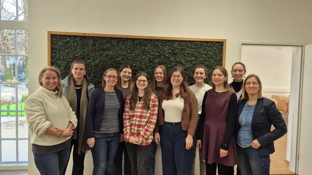 Konzeptpräsentation „Weinviertel-Tag neu“ in der Hochschule für Agrar- und Umweltpädagogik
v.l.n.r.: 2. Reihe: Elisabeth Hainfellner (Vizerektorin, Hochschule für Agrar- und Umweltpädagogik), Sonja Rubel, Sandra Fuchsmayer, Hannah Schoberleitner, Maja Rektor (Studentinnen), 1. Reihe: Renate Mihle (LEADER-Managerin, Region Weinviertel-Manhartsberg), Christine Filipp (LEADER-Managerin, Region Weinviertel Ost), Nicola Kaltenböck (Studentin), Marlene Nagl (LEADER-Projektmitarbeiterin, Region Marchfeld), Emma Stefke (Studentin), Sonja Eder (LEADER-Managerin, Region Weinviertel-Donauraum) | Foto: LEADER Weinviertel