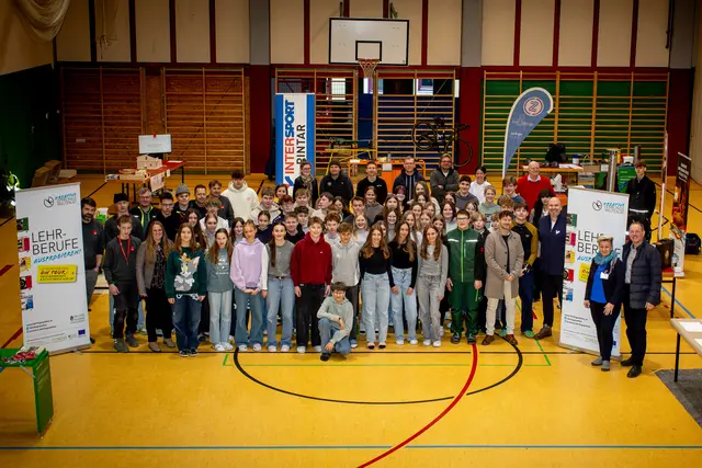 Bei den Kreativen Lehrlingswelten in der WM-Halle Murau konnten Schülerinnen und Schüler Einblicke in die Berufswelt bekommen.
 | Foto: Tom Lamm