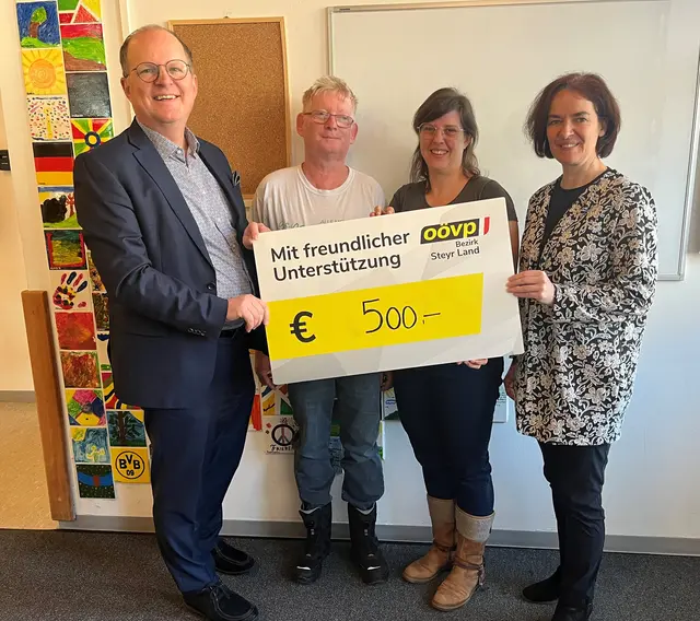 Spendenübergabe: Bernhard Ruf, Bewohner, Barbara Dammerer, Regina Aspalter (v. li.). | Foto: ÖVP Steyr-Land