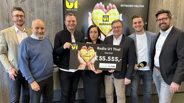 (v.l.): Stefan Cioglia-Rothmair (U1), Herbert Peer (Netzwerk Tirol hilft), Lukas Brunner (U1), Tina Rieser-Winkler (GF U1), Günther Platter (Tirol hilft), Philipp Wachter (U1), Matthias Hütter (U1) bei der Spendenübergabe | Foto: Pascal Pali