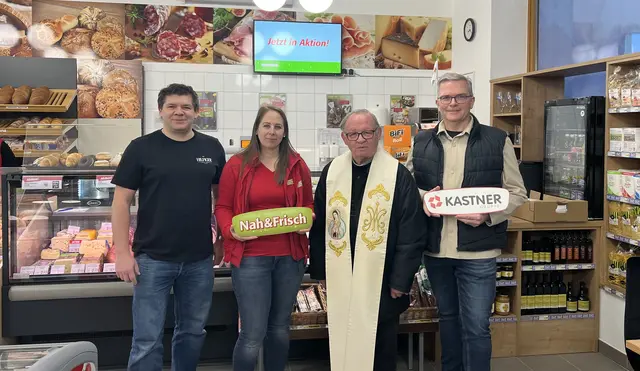 Kauffrau Lisa Wagner feierte Eröffnung mit Bgm. Emmerich Zax,  Dechant Karl Schlögl und Herbert Sientschnig von der Firma Kastner (von links). | Foto: Kulturverein Grenzgänger
