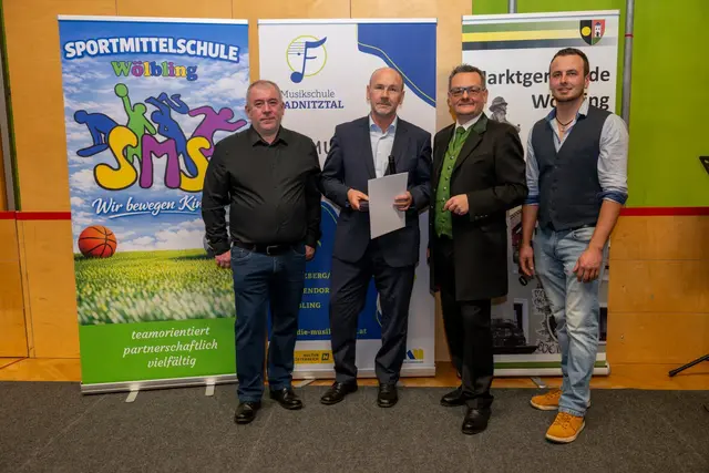 Verdienstzeichen in Gold
geschäftsführender Gemeinderat Bruno Popp, Mag. Bruno Steidl, Bürgermeister Peter Hießberger, geschäftsführender Gemeinderat David Hirschmüller | Foto: www.montekuh.at