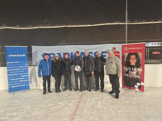 1. Platz für den TuS Krieglach mit Christoph Jell, Gerald Leitner, Nino Spreitzhofer, Gerhard Holzer. Rudolf Hofbauer, Alexandra Fiala und Rupert Breitegger gratulierten. 