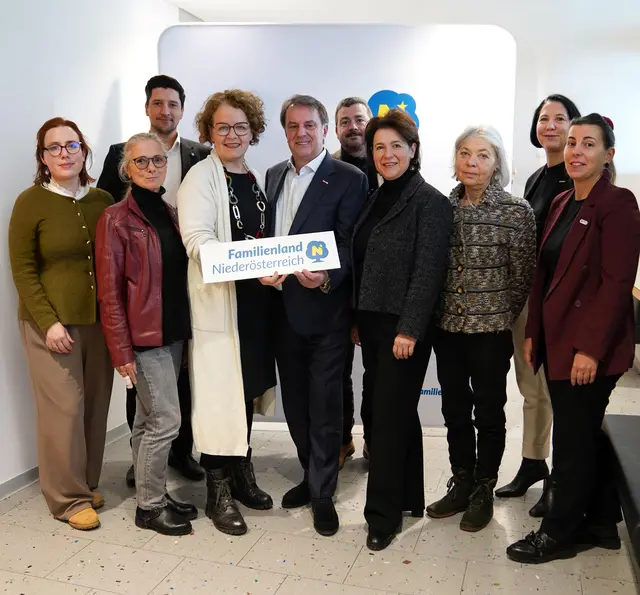 Christine Hauer (Büro der Niederösterreichischen Gleichbehandlungsbeauftragten), Marin Skelo (Industriellenvereinigung Niederösterreich), Sabine Hilbert (Amt der Niederösterreichischen Landesregierung, Abteilung Familien und Generationen), Familien-Landesrätin Christiane Teschl-Hofmeister, Wolfgang Ecker (Präsident der Wirtschaftskammer Niederösterreich), Oswald Hicker (MeinBezirk), Barbara Trettler (Geschäftsführerin der Familienland Niederösterreich GmbH), Maria Aigner (AMS Niederösterreich), Nicole Wöllert (Wirtschaftskammer Niederösterreich) und Birgit Schön (Arbeiterkammer Niederösterreich). | Foto: Familienland Niederösterreich GmbH