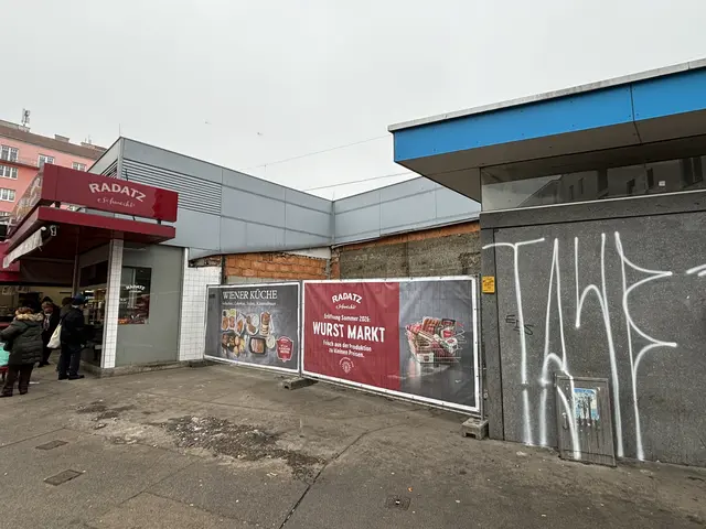 Einst stand hier Rudy's Imbiss – nun waltet die Leere. Was wird kommen? Das Marktamt hält sich bedeckt, aber verrät zumindest den neuen Betreiber. | Foto: Nathanael Peterlini/MeinBezirk