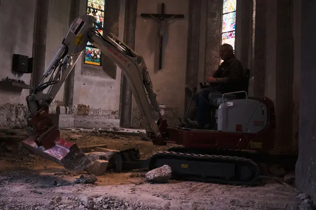 Bagger in der Kirche: Die Renovierungsarbeiten in der Pfarrkirche von Sipbachzell schreiten voran: Ein Ende sei in Sicht. | Foto: Grillmair