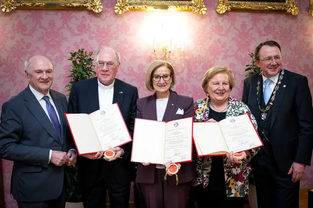 Drei neue Ehrenbürger für die Landeshauptstadt: Landeshauptfrau Johanna Mikl-Leitner (m.), Diözesanbischof Alois Schwarz (2. v. l.) und LH-Stv. a. D. Heidemaria Onodi (2. v. r.). Im Bild mit Landeshauptmann a. D. Erwin Pröll (1. v. l.) und Bürgermeister Matthias Stadler (1. v. r.). | Foto: NLK Pfeffer