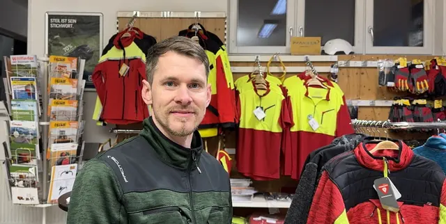 Martin Holzmann-Kern hat den Betrieb Der Kern der Landtechnik am 1. Jänner 2025 von seinem Schwiegervater übernommen. | Foto: Der Kern der Landtechnik