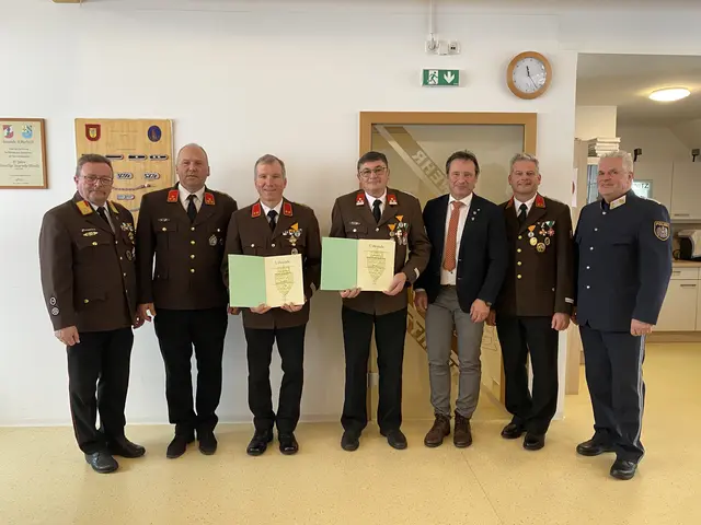 Verleihung der Medaille für 40-jährige verdienstvolle Tätigkeit auf dem Gebiete des Feuerwehr- und Rettungswesens (v.l.n.r.: ABI Oskar Strametz, HBI Reinhard Steinbauer, OBI Franz Zeck, HLM Josef Jauk, Bgm. Franz Silly, OBI Hannes Hengsberger, KontrInsp Thomas Golob) | Foto: OLM d.V. Martin Stieglbauer, FF Otternitz