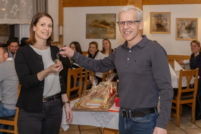 Die neue Amtsleiterin Katrin Brettenthaler bei der Schlüsselübergabe des scheidenden Amtsleiters Josef Schwödiauer. | Foto: Resch 