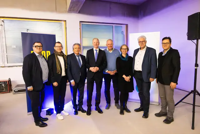 Walter Seemann, Vorsitzender der ÖGK Landesstelle Wien, Gernot Wagner, Geschäftsführer Walter Troger, Peter McDonald, Obmann der ÖGK, Paul Radivo, Projektleiter Hanusch-Krankenhaus ÖGK, Bezirksvorsteherin Michaela Schüchner (SPÖ), Andreas Huss, Obmann der ÖGK und Alexander Hagenauer, Stv. Generaldirektor ÖGK (v.l.n.r.) | Foto: ÖGK/Biller