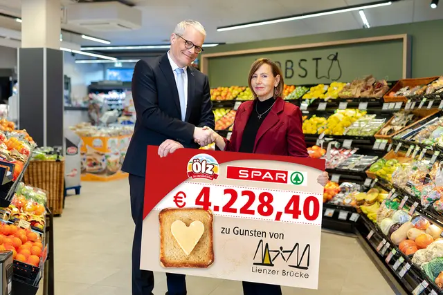 Spar GF Andreas Ender mit Karin Weiskopf von der Lienzer Brücke. | Foto: SPAR/Martin Lugger 