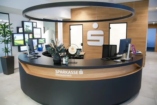 Ein Hingucker: Der so genannte Infopoint löst in der Sparkasse OÖ in Andorf den klassischen Schalter ab.  | Foto: Sparkasse OÖ/Eva Stiftinger