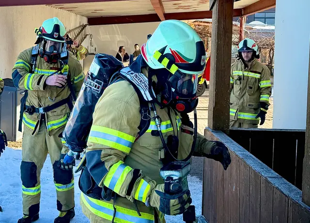 Die Freiwilligen Feuerwehren Kirchbichl und Kastengstatt standen am Mittwochmittag bei einem Kellerbrand in einem Mehrparteienhaus im Einsatz.  | Foto: ZOOM.Tirol