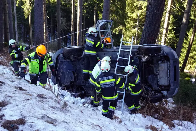Ein Auto landete im Straßengraben. | Foto: FF Weißkirchen
