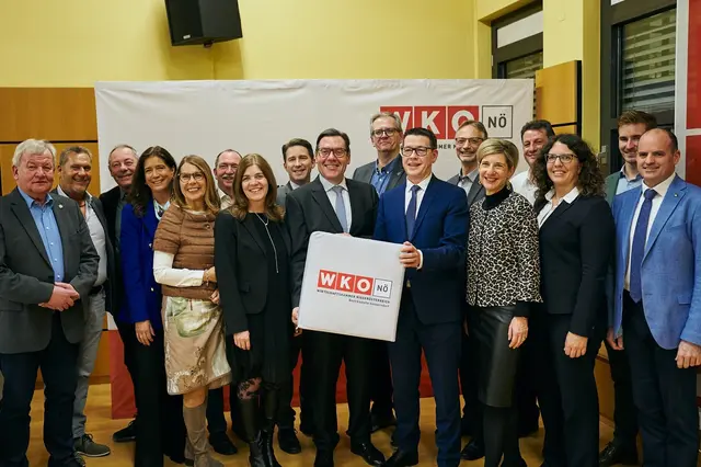 Ausschussmitglied und Bezirksvertrauensmann der Fachgruppe der Garagen-, Tankstellen- und Serviceunternehmungen NÖ und Mitglied des Bezirksstellenausschusses Rudolf Busam, Bezirksvertrauensmann der Landesinnung der Hafner, Platten- und Fliesenleger und Keramiker NÖ Franz Kubena, Ausschussmitglied des Landesgremium der Tabaktrafikanten und Mitglied des Bezirksstellenausschusses Wolfgang Alexowsky, Vorsitzende des Ausschusses der Berufsgruppe Farb-, Typ-, Stil- und Imageberatung der Wirtschaftskammer Österreich, Obfrau der Fachgruppe der persönlichen Dienstleister NÖ und Mitglied des Bezirksstellenausschusses Birgit Streibel-Lobner, Bezirksvertreterin von Frau in der Wirtschaft Gänserndorf und Mitglied des Bezirksstellenausschusses Andrea Prenner-Sigmund, Bezirksstellenleiter der Arbeiterkammer Gänserndorf Robert Taibl, Abg. z. NR und Bürgermeisterin von Sulz im Weinviertel Angela Baumgartner, Leiter der WKNÖ-Bezirksstellenleiter Philipp Teufl, Obmann der WKNÖ-Bezirksstelle Gänserndorf Andreas Hager, Vizebürgermeister von Raasdorf Franz Staffel, WKNÖ-Vizepräsident LAbg. Kurt Hackl, Geschäftsstellenleiter-Stv. des AMS Gänserndorf Ernst Gugler, Bezirkshauptfrau Claudia Pfeiler-Blach, Vizebürgermeister von Palterndorf-Dobermannsdorf Hubert Fembek, Bürgermeisterin von Palterndorf-Dobermannsdorf Marina Kargl, Bürgermeister von Marchegg und Mitglied des Bezirksstellenausschusses Armin Türk, LAbg. und Vizebürgermeister von Angern an der March René Zonschits. | Foto: Feitsch Dominik Photography