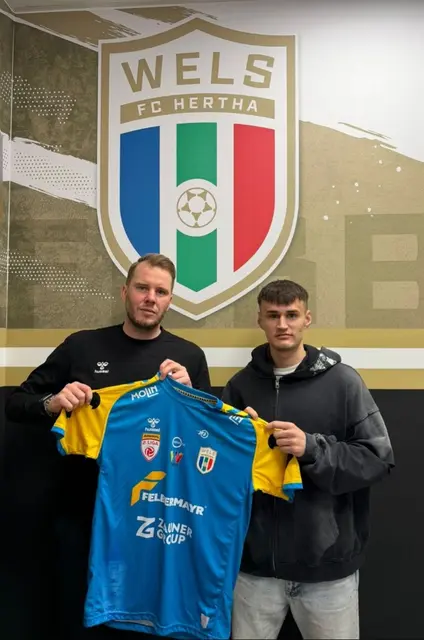 FC-Hogo-Hertha-Sportvorstand Rene Swete mit seinem neuen Offensivspieler Marek Svec. | Foto: FC Hogo Hertha