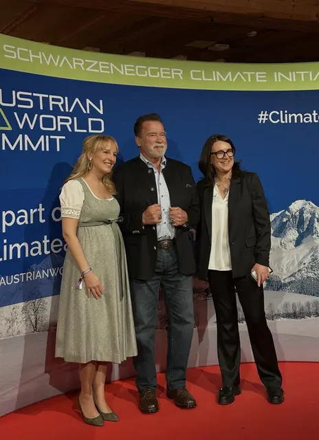 Arnold Schwarzenegger mit Maria Hauser und Monika Langthaler beim "Special Dinner for Climate Action 2026". | Foto: Nadja Schilling