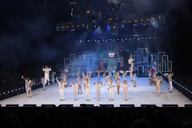 Die Eiskunstläufer der Show überzeugten das tobende Publikum mit funkelnden Kostümen und atemberaubender Akrobatik. 