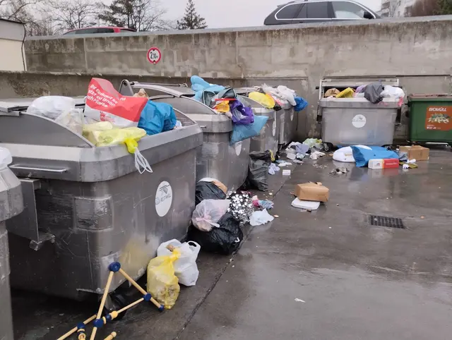 Besonders montags und freitags herrscht am Muhrhoferweg Chaos.  | Foto: z.V.g.